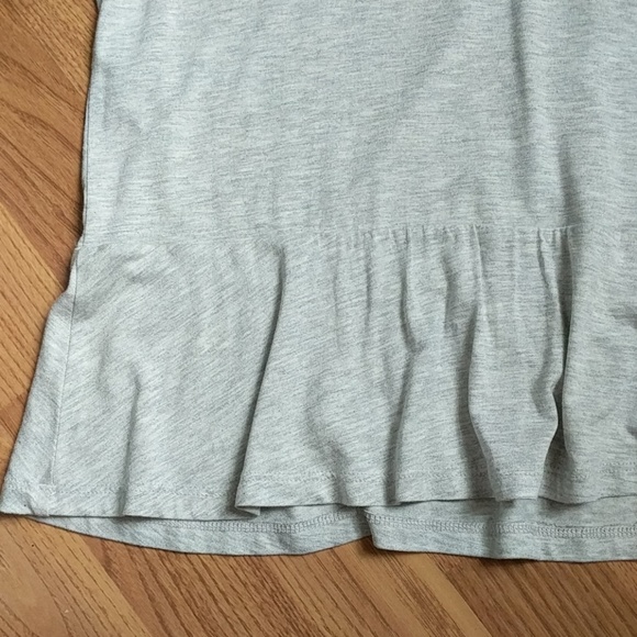 ⭐ Banana Republic Light Gray V-neck Peplum Tank - Picture 3 of 8